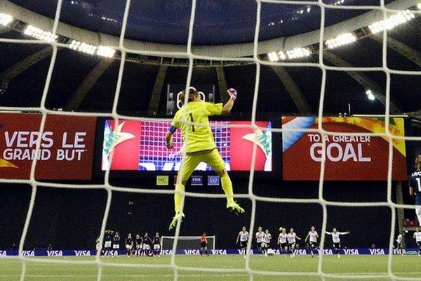 Le dernier tir au but de Claire Lavogez a été arrêté par la gardienne allemande Angerer, noyant les espoirs de l'équipe de France féminine de football de remporter ce mondial 2015
