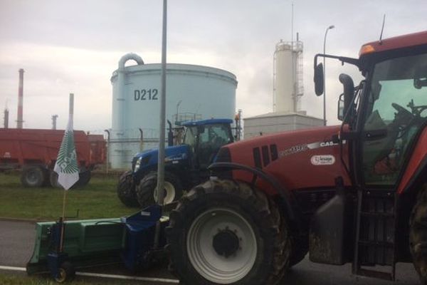 La raffinerie de Grandpuits bloquée par les agriculteurs.