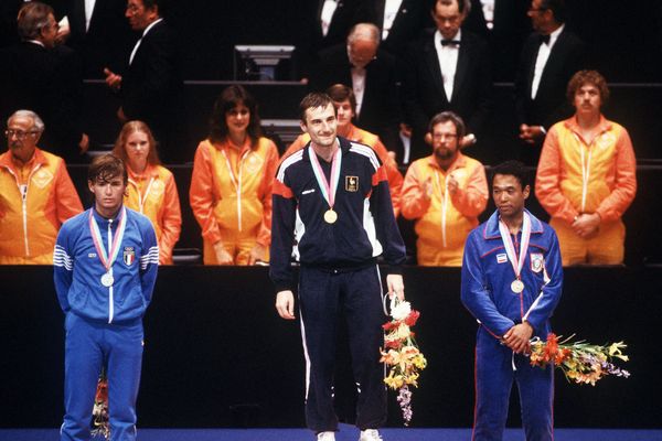 Jean-François Lamour sur le podium aux JO de Los Angeles (1984) après avoir remporté sa première médaille d'or