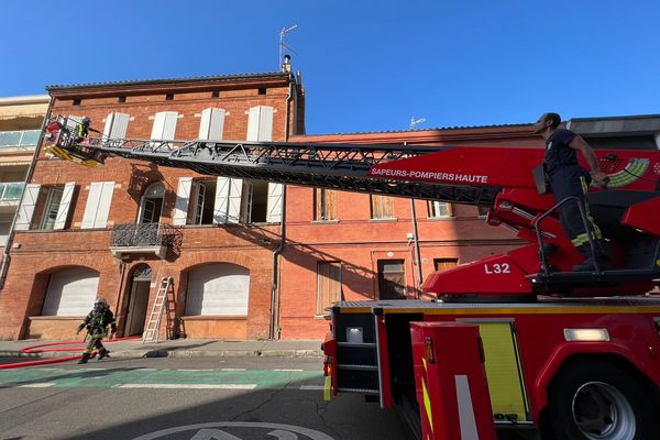 Intervention des sapeurs-pompiers de Haute-Garonne pour un feu d'appartement dans le centre-ville de Toulouse.