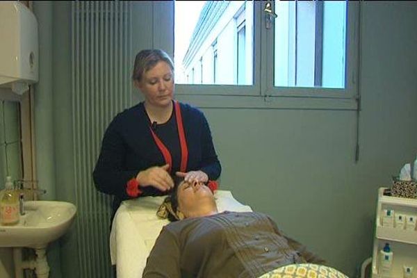 L'hôpital de la Timone à Marseille met en place des ateliers pour le bien-être des patients. Maquillages et massages sont proposés.  