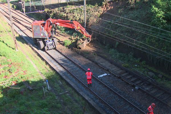 Suite à des éboulements résultants des intempéries ayant eu lieu jeudi dernier, la ligne ferroviaire reliant Saint-Etienne à Lyon est fermée.