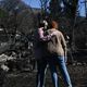 Une mère et sa fille devant leur maison détruite le 13 janvier 2025 à Los Angeles. Les incendies ravageurs ont fait 24 morts pour l'instant.