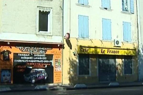 C'est dans ce café d'Orange que les clients des prostituées étaient recrutés. Un café qui appartient à la famille Bahiad.