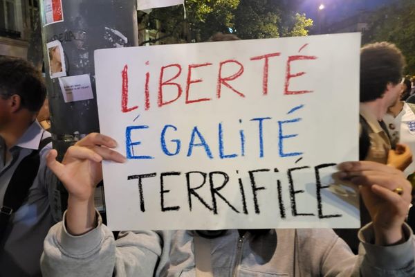 "Liberté, égalité, terrifiée" : une pancarte brandie lors du rassemblement organisée dimanche soir sur la place de la République à l’appel des partis de gauche, suite aux résultats du premier tour des législatives anticipées.