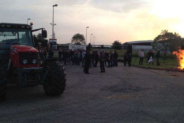 Le blocage de l'abattoir Bigard a tout d'un avertissement avant la table-ronde prévue au ministère de l'agriculture dans l'après-midi de ce mardi 12 mai 2015