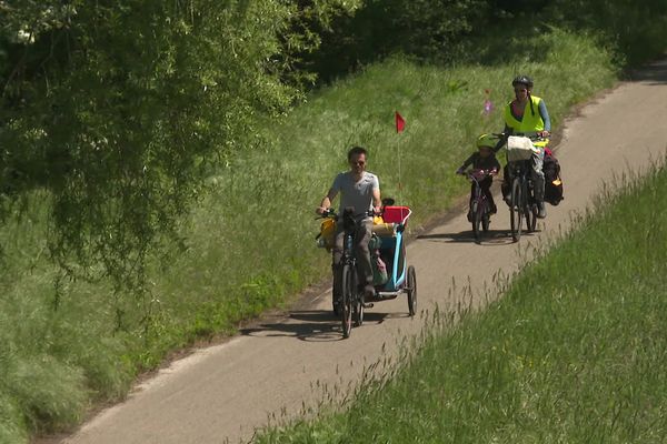 Thomas, Anicée et leurs deux enfants parcourt la Loire à vélo.