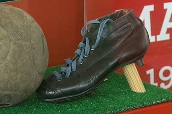 Un ballon et une chaussure de foot d'un autre temps 