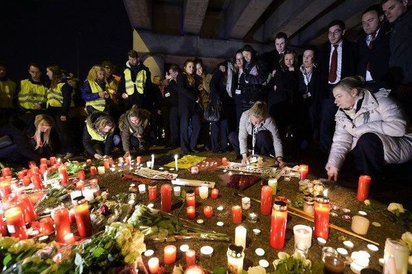 Le personnel de l’aéroport Bruxelles-Zaventem rend hommage aux victimes des attentats du 22 mars le 23 mars 2016 à l’aéroport.