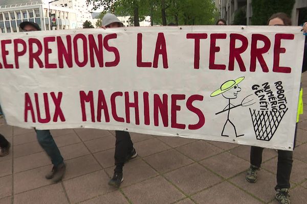 Le quartier de la Presqu'île de Grenoble a été bloqué, ce lundi 8 avril au matin, par des manifestants du collectif StopMicro.