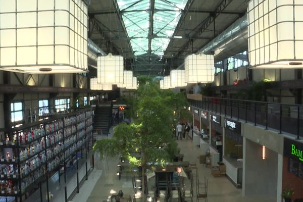 L'Entrepôt Food Hall propose 11 ateliers de cuisines du monde dans un hangar de 1 900 m².