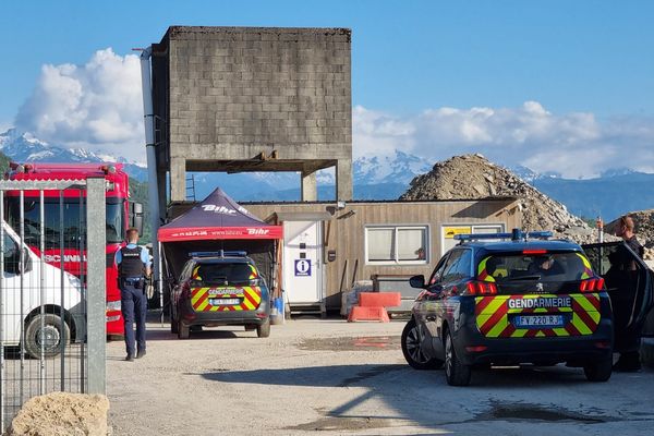 Un avion de tourisme s'est crashé ce jeudi 9 mai à l'aérodrome de Chambéry-Challes-les-Eaux. Les deux occupants, un couple d'autrichien d'une cinquantaine d'années, sont décédés lors de l'accident.