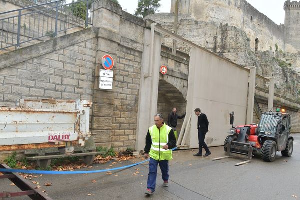 Beaucaire (Gard) se prépare à la crue du Rhône en fermant les portes des remparts