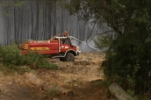 Les pompiers luttent depuis vendredi après-midi contre l'incendie 