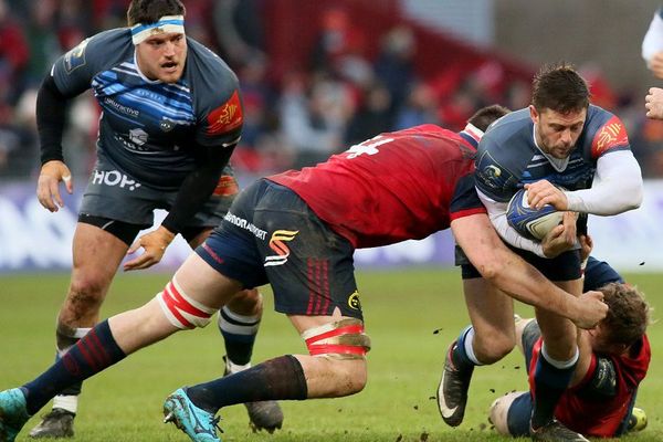 Le sud-africain de Castres Rory Kockott plaqué un joueur de Munster