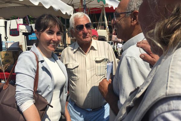 Emilie Guerel sur le marché de Bandol avec M. Jean-Paul Joseph, Maire de Bandol le 16 juin.