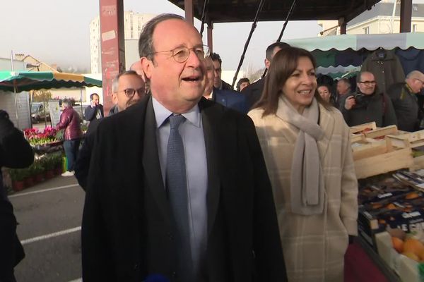 La candidate à la présidentielle Anne Hidalgo avec François Hollande sur le marché de Tulle ce 6 novembre 2021