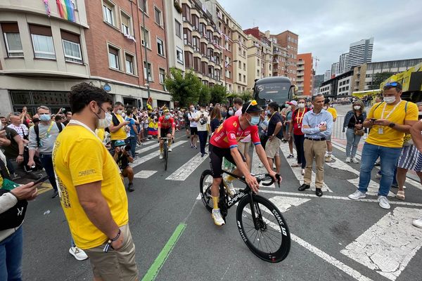 Les encouragements de la foule et les coureurs à quelques minutes du départ du Tour de France 2O23 à Bilbao.