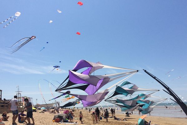 Le festival de cerfs-volants "à tout vent" réunit 200 amateurs chaque année sur la plage de Notre-Dames-de-Monts en Vendée