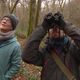 Les bénévoles et des chargés de missions Natura 2000, inspectent des arbres de la commune de Châtenois dans le Jura pour s'avoir s'ils sont éligibles à un contrat Natura 2000.