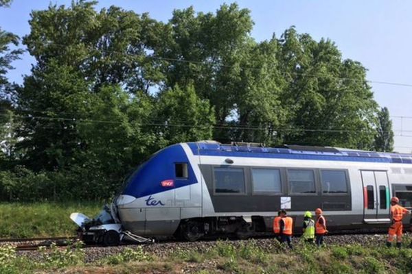 La voiture a été littéralement "écrasée" par le train