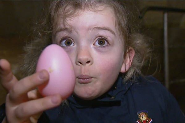 Chasse aux oeufs dans les Grottes de La Balme pour Pâques. Les enfants ont trouvé des oeufs colorés qu'ils ont pu échanger avec des oeufs en chocolat à la fin du parcours.