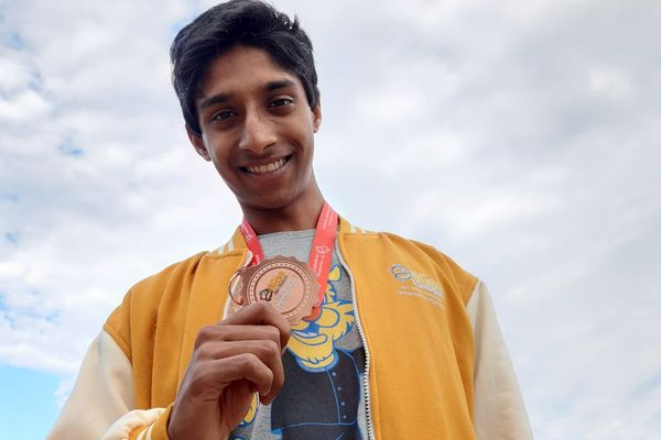 Florian repart d'Indonésie avec une médaille autour du cou.