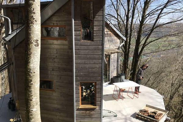 Xavier Marmier a construit une cabane hors du commun, à Cléron.