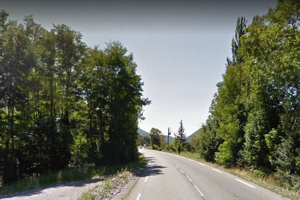 La sortie de route a eu lieu vers 22h45 le 9 février, dans une courbe sur le CD942 à Avançon, dans les Hautes-Alpes