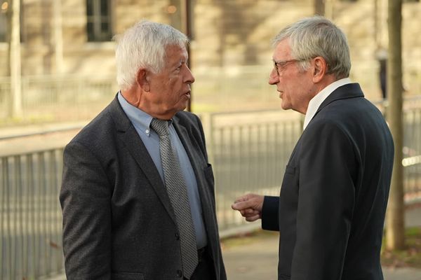 Mathieu et Louis Paoli à leur sortie de l'Élysée, le mercredi 23 octobre 2024. Les deux frères, qui représentent les familles des victimes, ont perdu leurs parents dans la catastrophe aérienne.