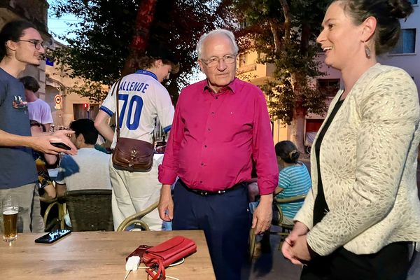 Nathalie Oziol (NFP) députée sortante et candidate dans la 2ème circonscription de l'Hérault, en compagnie du maire (LFI) de Grabels René Revol lors du 1er tour des élections législatives 2024.