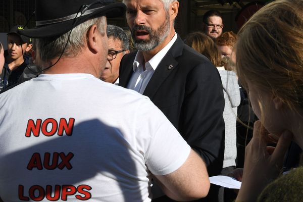 Les participants ont profité de la foire de Beaucroissant (Isère) pour interpeller les politiques sur les difficultés du monde agricole.