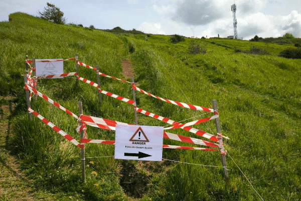 La faille est située sur la commune de Petit-Caux.