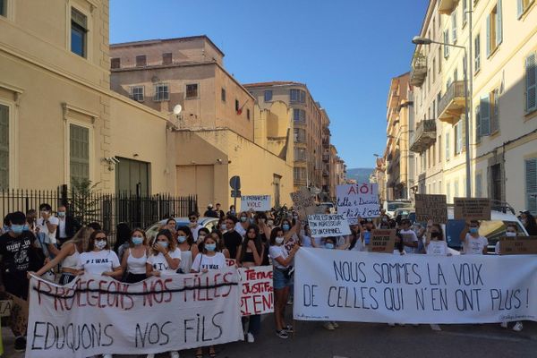 En juillet 2020, un rassemblement #Iwas dans les rues d'Ajaccio.