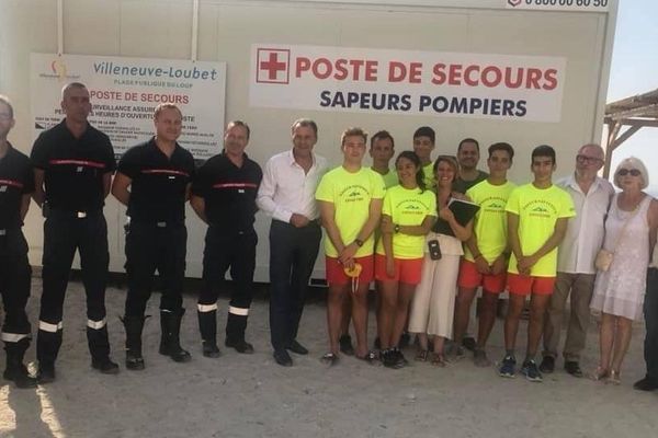 Les détenteurs du brevet, en jaune, accompagnés par les pompiers et le maire de Villeneuve-Loubet.