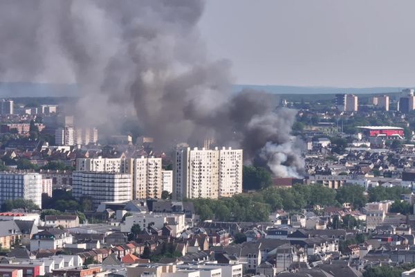 Image de drone de l'incendie au centre technique municipal de la métropole de Rouen