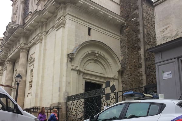 Il était presque midi lorsqu'un déséquilibré armé d'un pistolet a fait irruption dans l'église Sainte Croix