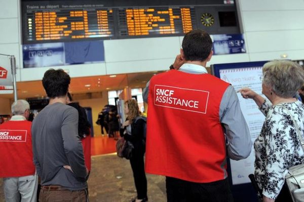 Des employés de la SNCF renseignent des usagers, lors d'une précédente grève. 