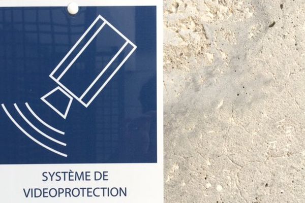 Panneau sur la videoprotection au parking de la Brèche à Niort.