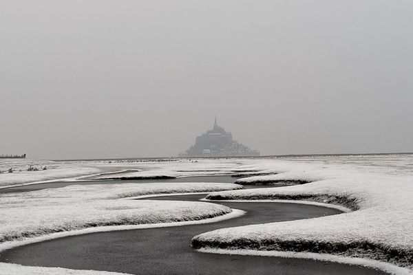 Le Mont-Saint-Michel sous la neige ce mardi 9 janvier 2024