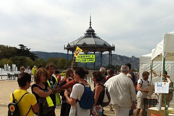 Sur le Champ-de-Mars de Valence ce dimanche 23 septembre 2012, ils sont peu nombreux à avoir fait le déplacement pour dire stop au nucléaire