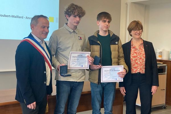 Théo Gachet et Baptiste Drianne ont reçu la médaille de la ville d'Ancenis et un diplôme pour acte de Bravoure