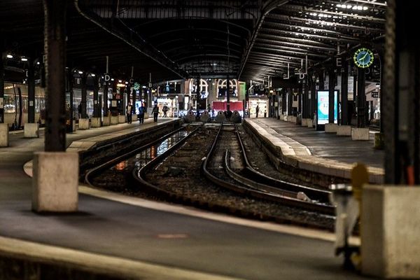 La grève se poursuit ce vendredi 26 décembre et de nombreuses lignes tournent au ralenti.