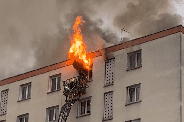 Le feu a embrasé un appartement situé au neuvième et dernier étage d'un immeuble de la rue d'Upsal.