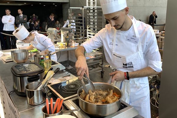 Glosjand Milloja étudiant en Bac Pro à Chalons en Champagne cuisine la poulette de Champagne-Ardenne au trophée Mille 2019 à Reims.