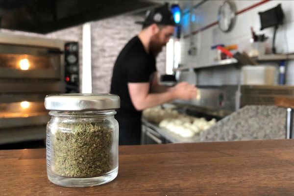 La pizza saveur cannabis est désormais en vente à Clermont-Ferrand depuis le 20 avril.