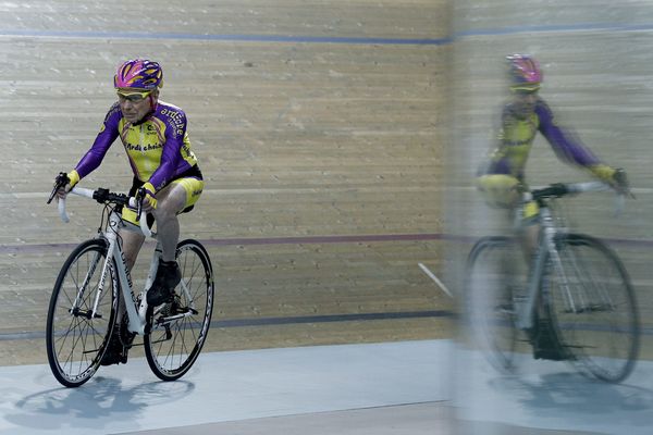 Robert Marchand, 105 ans, sur la route du record de vitesse en cyclisme sur piste.