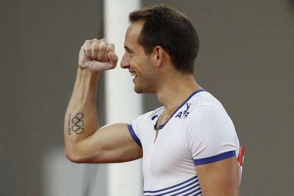 Renaud Lavillenie arborant son tatouage olympique à Londres le 22 juillet 2016.