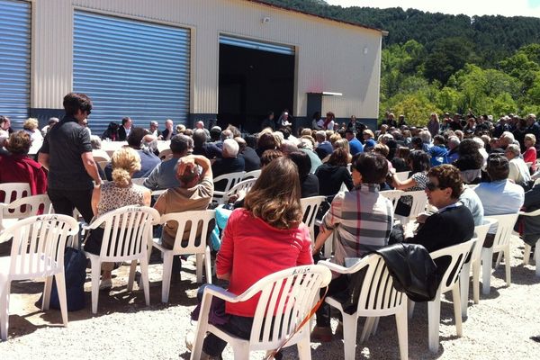 350 personnes se sont réunies samedi 1er juin devant les locaux reconstruits de l'entrepreneur