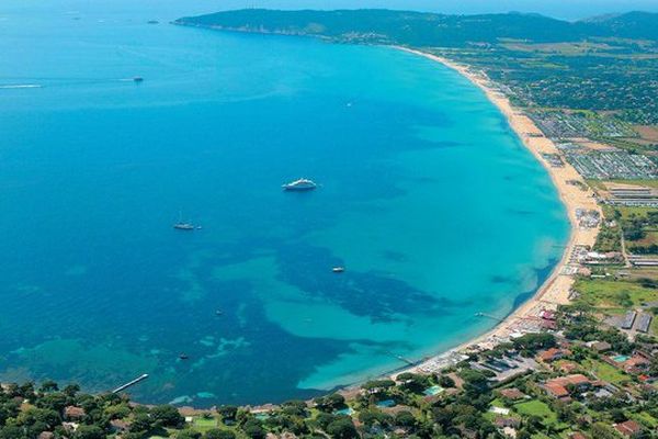 Vue aérienne de la plage de Pampelone, près de Saint-Tropez.